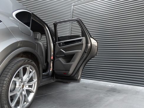 Certified 2023 Porsche Cayenne AWD/4WD image 30