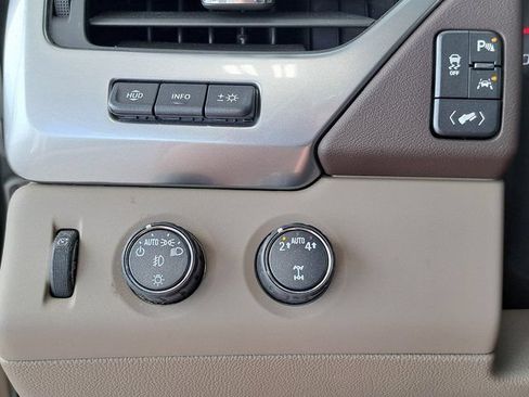 Used 2019 Chevrolet Suburban Premier AWD/4WD image 12