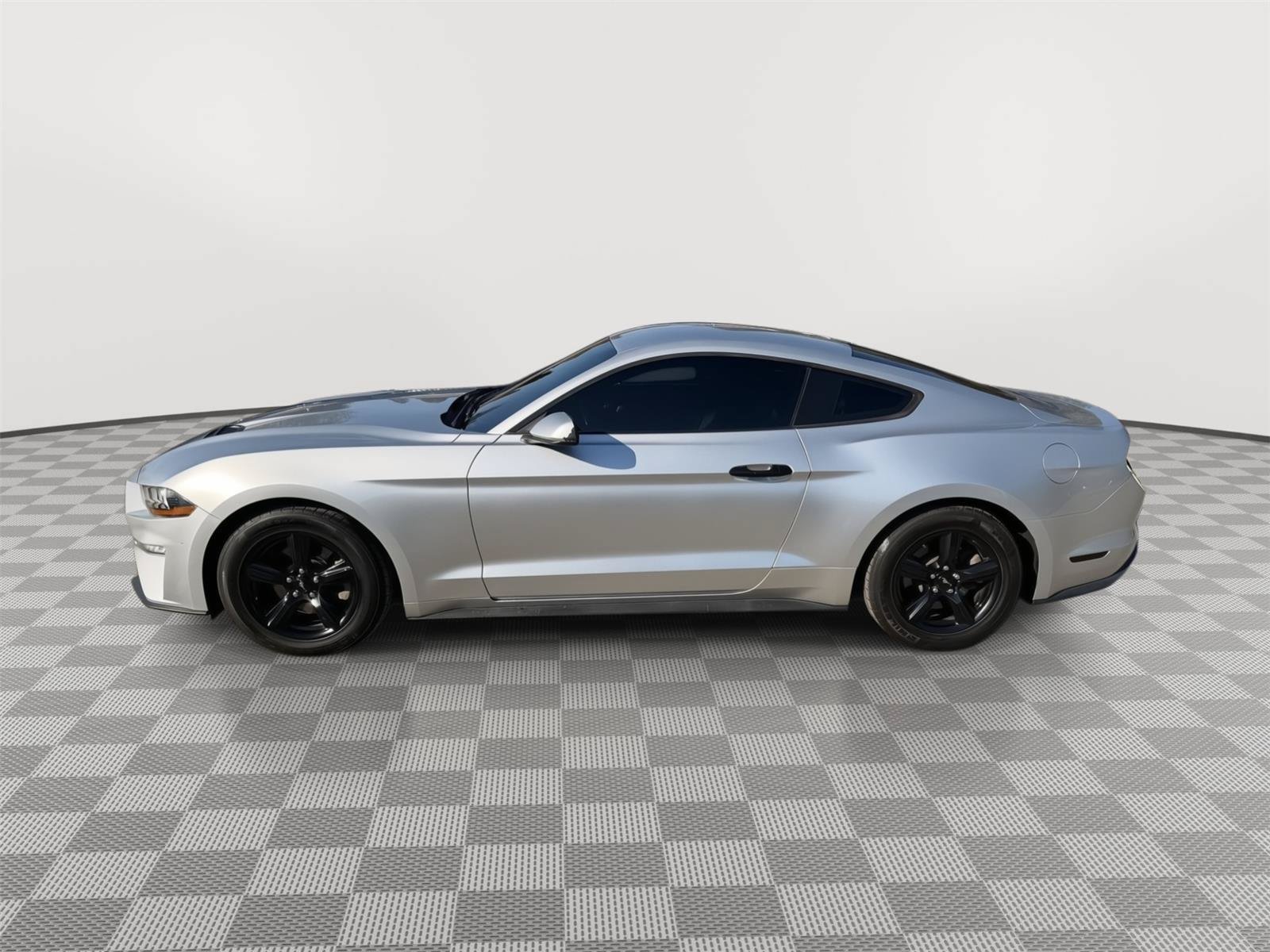 Used 2018 Ford Mustang Coupe RWD image 4