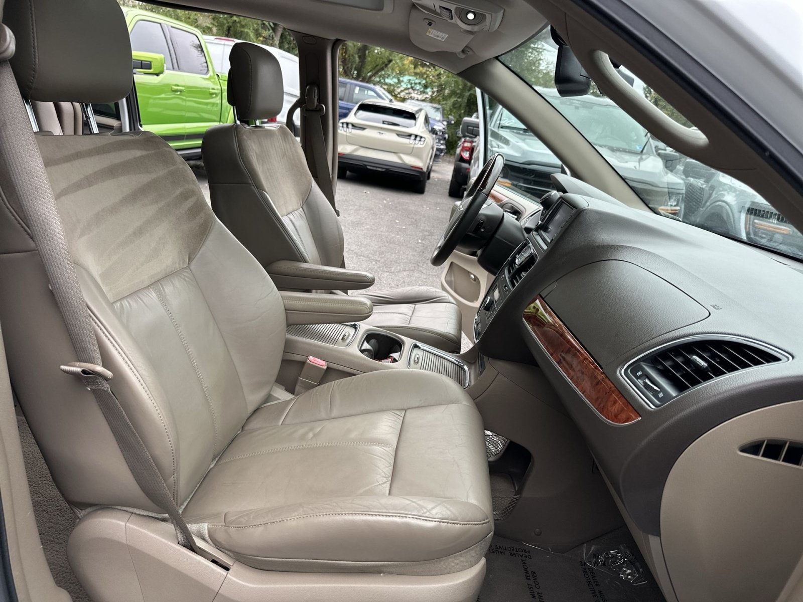 Used 2016 Chrysler Town & Country Limited Platinum FWD image 28