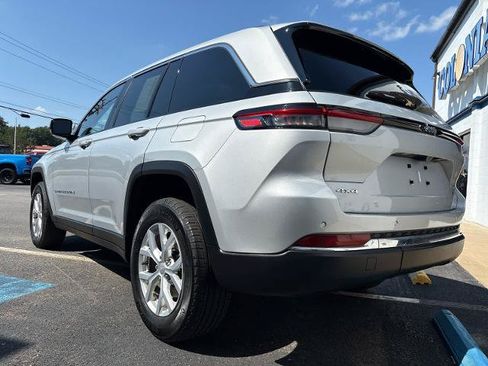 Used 2023 Jeep Grand Cherokee Limited AWD/4WD image 9