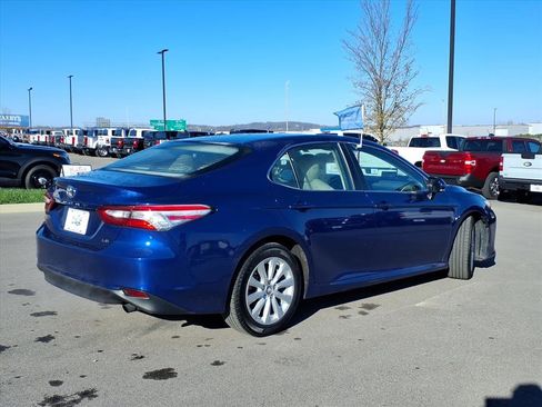 Used 2018 Toyota Camry LE image 3