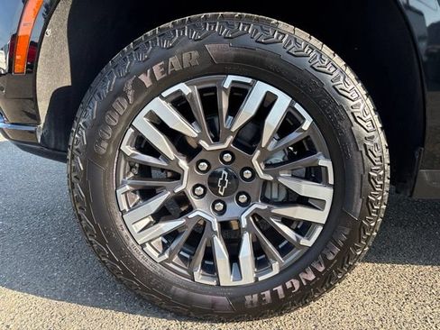Used 2025 Chevrolet Suburban Z71 AWD/4WD image 11