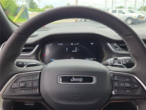 New 2025 Jeep Grand Cherokee Altitude image 34