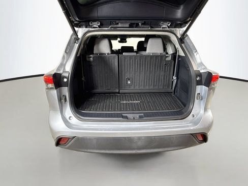 Used 2023 Toyota Highlander LE FWD image 24