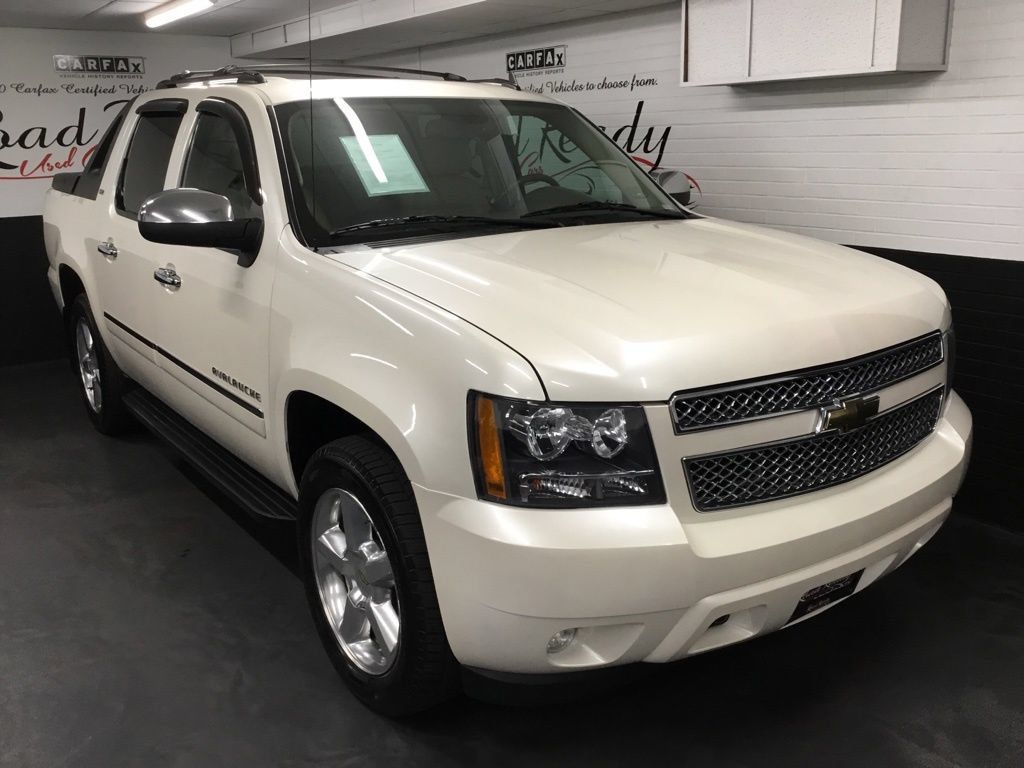 Used 2011 Chevrolet Avalanche LTZ AWD/4WD image 2