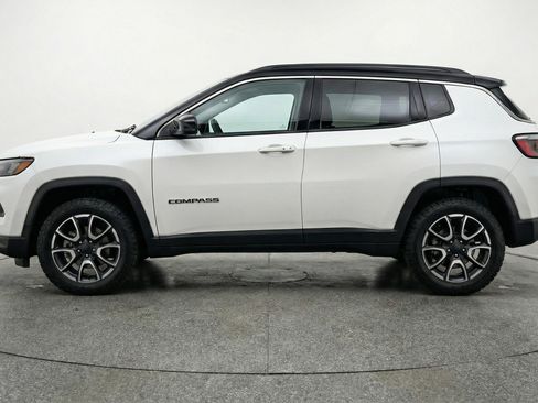 Used 2025 Jeep Compass Trailhawk AWD/4WD image 5