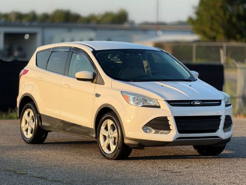Used 2015 Ford Escape SE FWD image 1