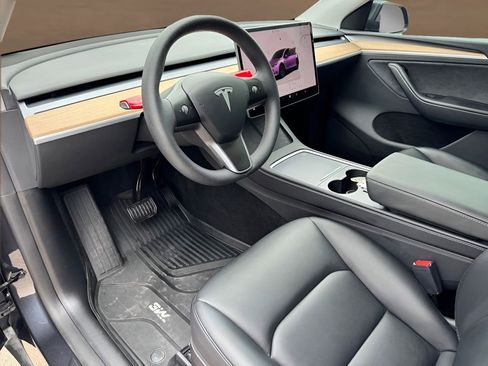 Used 2024 Tesla Model Y Long Range RWD image 12