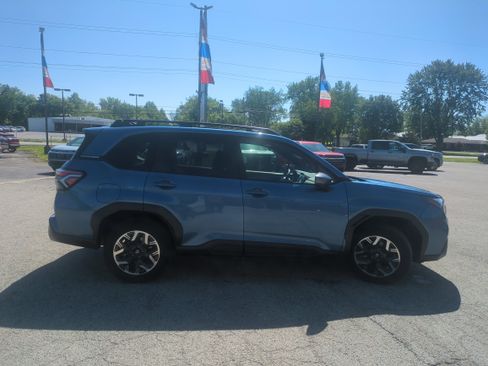 Used 2025 Subaru Forester Premium AWD/4WD image 4