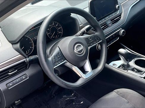 Used 2024 Nissan Altima 2.5 SV FWD image 18