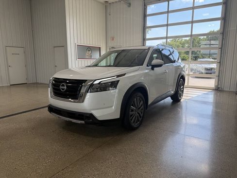 Used 2025 Nissan Pathfinder SL w/ SL Premium Package AWD/4WD image 2