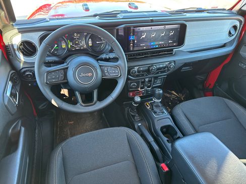 Used 2025 Jeep Wrangler Willys image 23