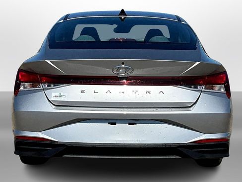 Used 2021 Hyundai Elantra SE image 4
