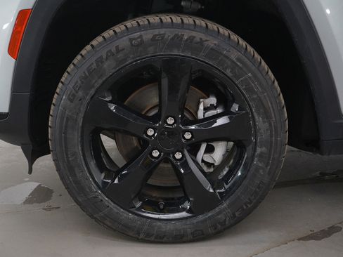 Used 2023 Jeep Grand Cherokee L Laredo image 30