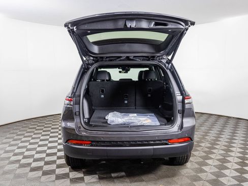 New 2025 Jeep Grand Cherokee Altitude image 33