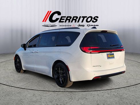 New 2026 Chrysler Pacifica Select FWD image 2