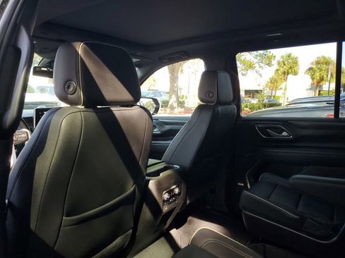 Used 2022 GMC Yukon SLT w/ SLT Premium Package image 9