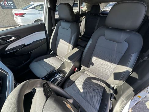 Used 2025 Chevrolet Trax LT image 35