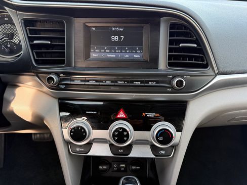 Used 2019 Hyundai Elantra SE image 18