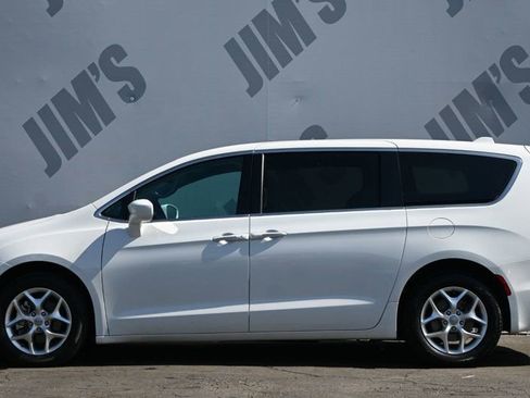 Used 2020 Chrysler Pacifica Touring w/ Tire & Wheel Group FWD image 6