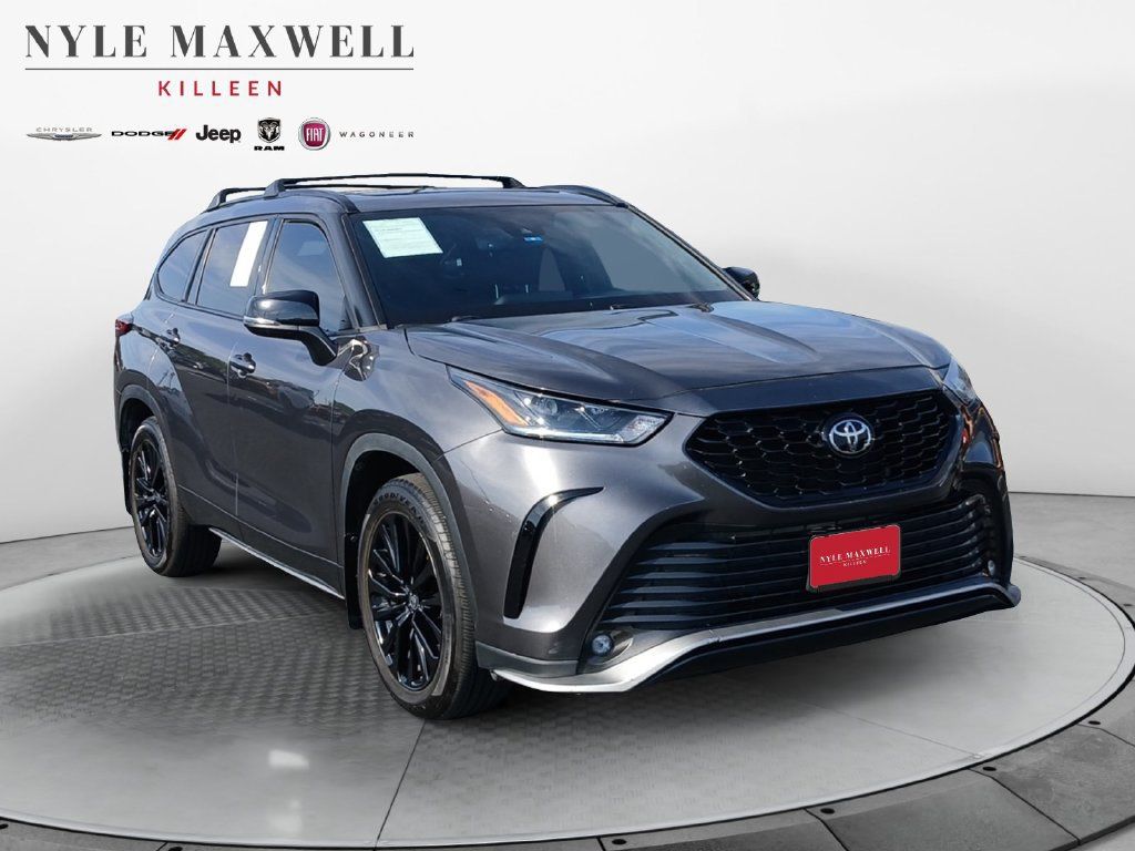 Used 2023 Toyota Highlander XSE FWD image 2