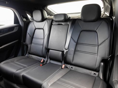 Certified 2025 Porsche Cayenne Coupe image 29