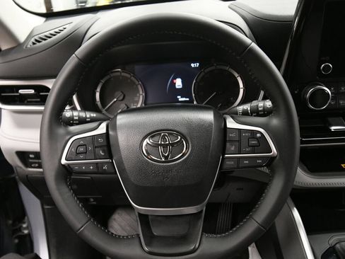 Used 2023 Toyota Highlander XLE AWD/4WD image 12