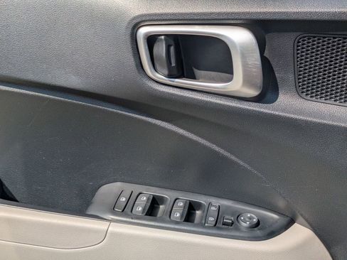 Used 2025 Hyundai Venue SEL FWD image 13