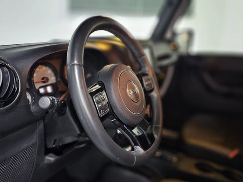 Used 2017 Jeep Wrangler Unlimited Sahara AWD/4WD image 13