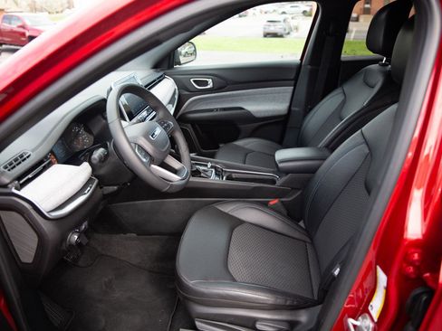 Used 2025 Jeep Compass Latitude image 20