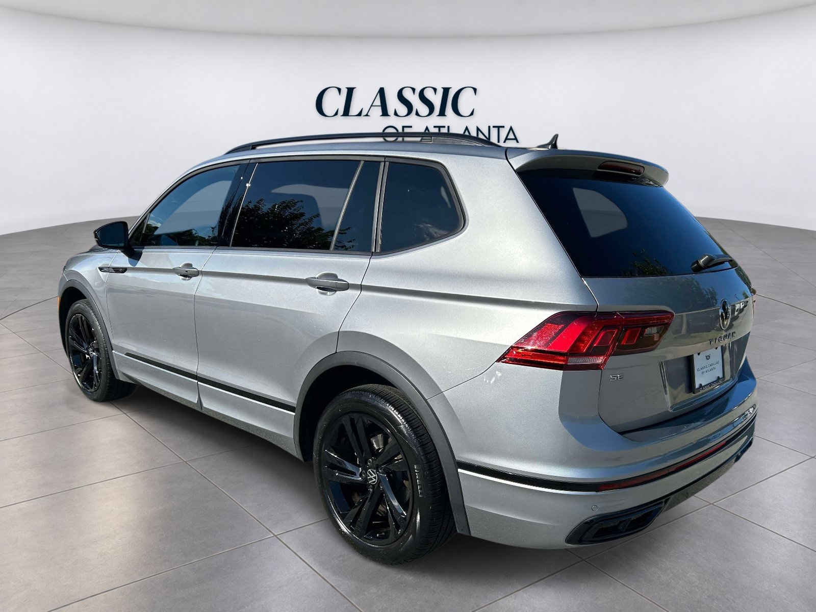 Used 2023 Volkswagen Tiguan SE R-Line FWD image 3