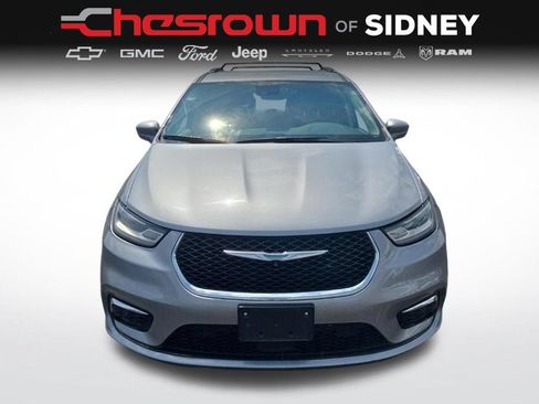 Used 2021 Chrysler Pacifica Touring-L FWD image 2