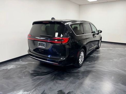 Used 2023 Chrysler Pacifica Touring-L FWD image 24