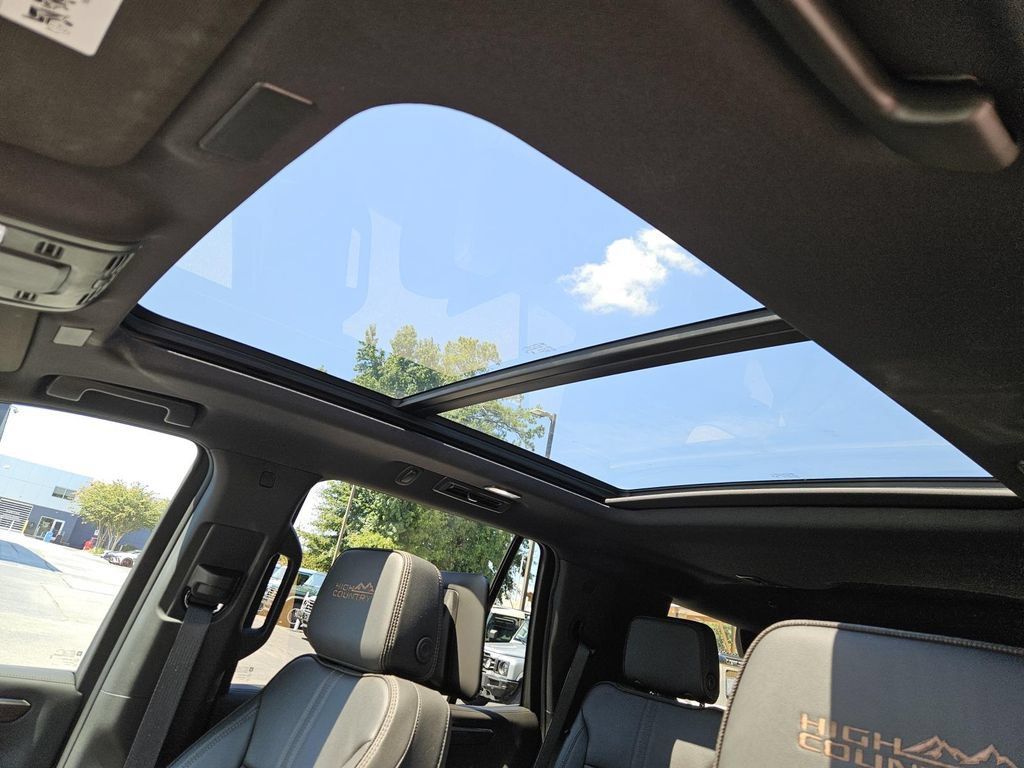 Used 2025 Chevrolet Tahoe High Country AWD/4WD image 21