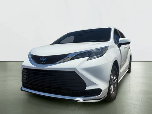 Used 2025 Toyota Sienna LE FWD image 2