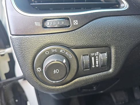 Used 2019 Jeep Cherokee Trailhawk w/ Cold Weather Group image 12