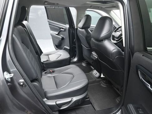 Used 2024 Toyota Highlander XLE AWD/4WD image 35
