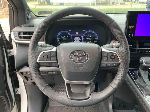 Used 2025 Toyota Sienna Platinum image 30