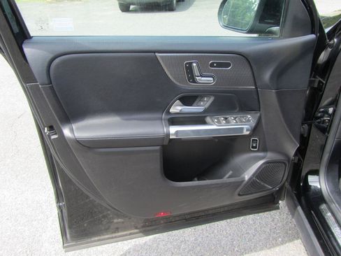 Used 2020 Mercedes-Benz GLB 250 4MATIC w/ Premium Package image 18