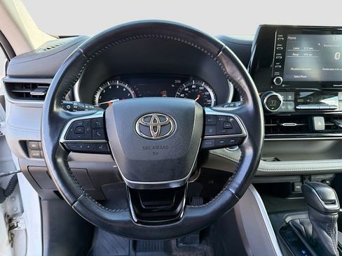 Used 2020 Toyota Highlander XLE AWD/4WD image 12