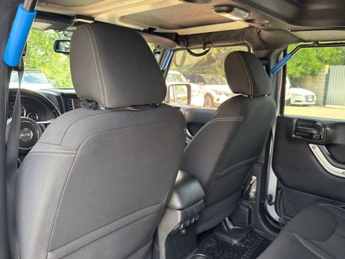 Used 2015 Jeep Wrangler Unlimited Rubicon w/ Connectivity Group AWD/4WD image 22