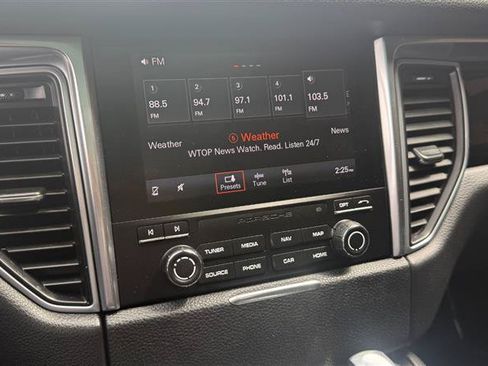 Used 2018 Porsche Macan AWD/4WD image 29