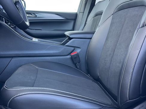 New 2025 Jeep Grand Cherokee L Laredo image 8