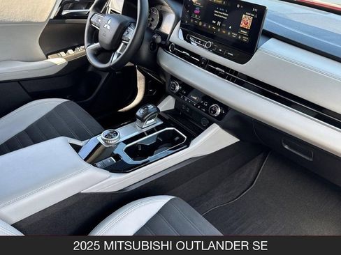 Used 2025 Mitsubishi Outlander SE FWD image 19