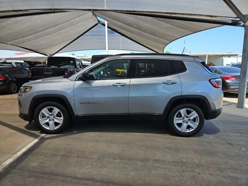 Used 2022 Jeep Compass Latitude w/ Sun and Sound Group FWD image 8