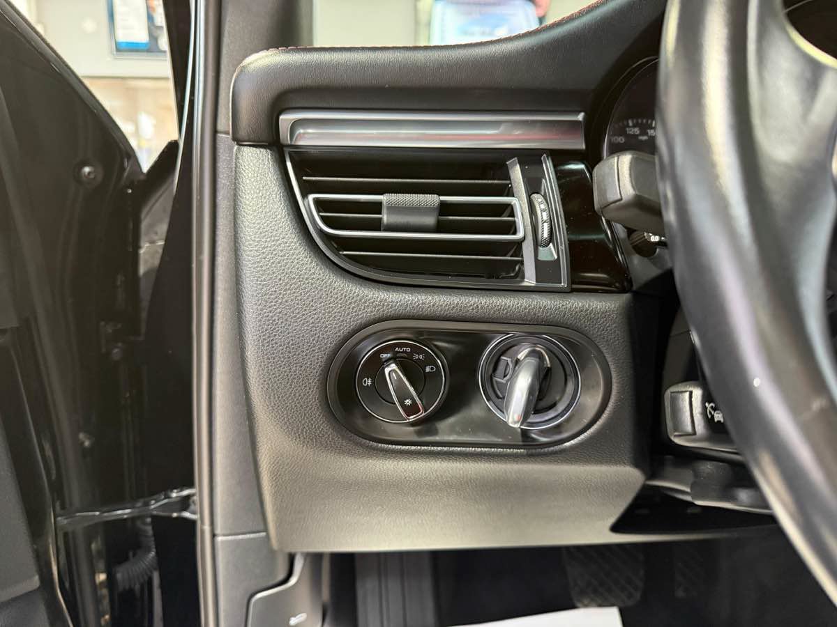 Used 2023 Porsche Macan AWD/4WD image 34