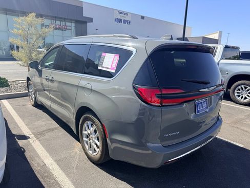Used 2022 Chrysler Pacifica Touring-L FWD image 2