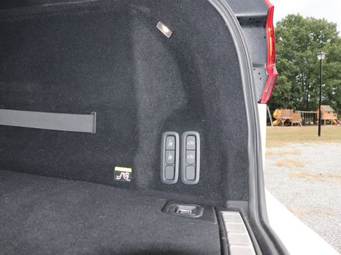 Used 2018 Volvo XC60 T8 R-Design w/ Convenience Package image 9