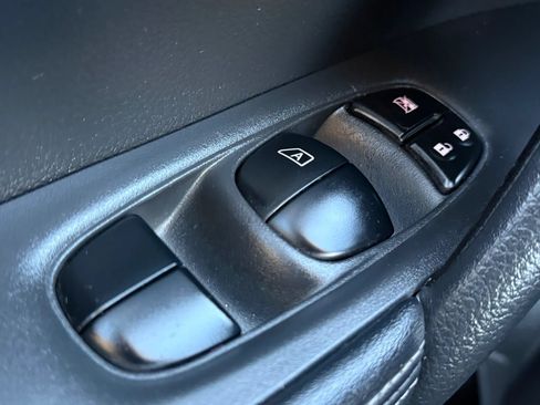 Used 2018 Nissan Rogue S AWD/4WD image 23